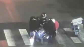 雪天外賣小哥不慎摔倒，巡邏民警和熱心群眾伸手幫扶這波默契太暖了