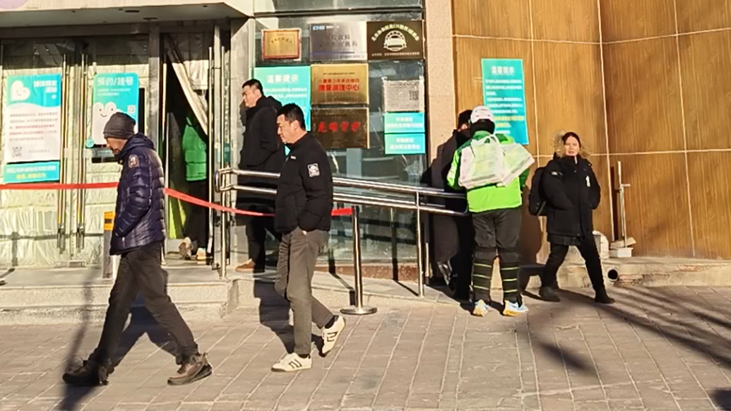 在场丨嫣然天使儿童医院外的两个小时,我看到了上百名市民来捐款