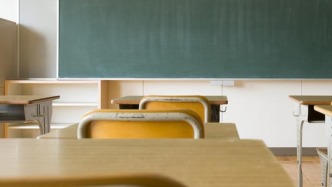 湖北一中学通过家委会收托管费，官方通报：学校负责人停职