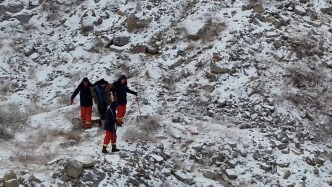 “驢友”雪天登野山被困懸崖下一整夜，無人機精準定位救援