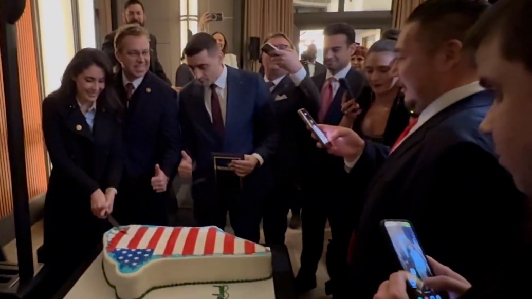 格陵蘭島蛋糕印美國(guó)國(guó)旗，美國(guó)政客聚會(huì)持刀瓜分