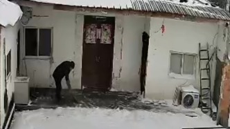 遠(yuǎn)親不如近鄰！鄰居自發(fā)幫助獨(dú)居老人清掃門前積雪