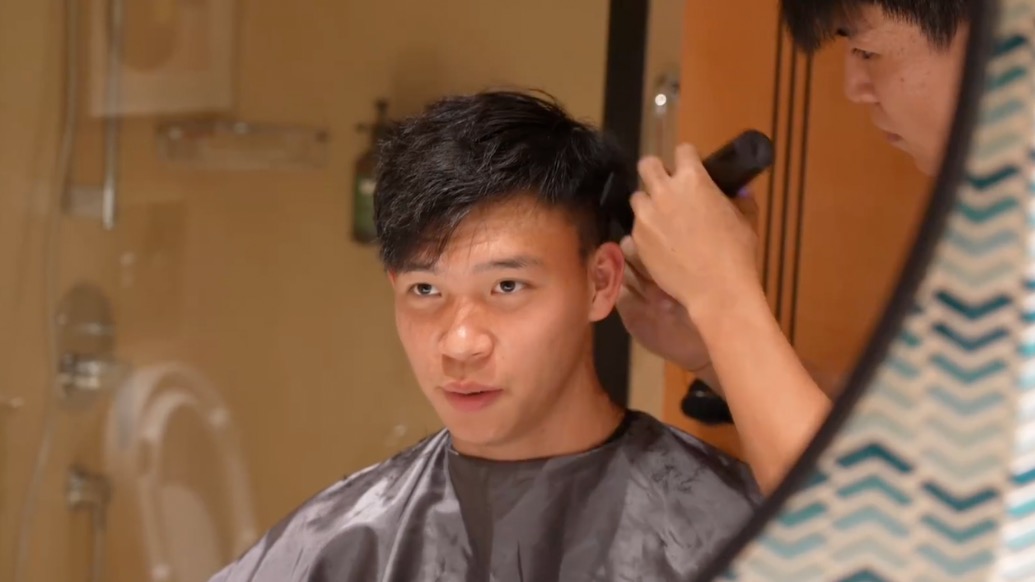 國足首席造型師!徐彬理發(fā):鈺棟這新發(fā)型不得進個球啊