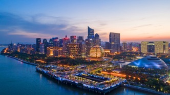 杭州去年GDP为23011亿元，同比增长5.2%