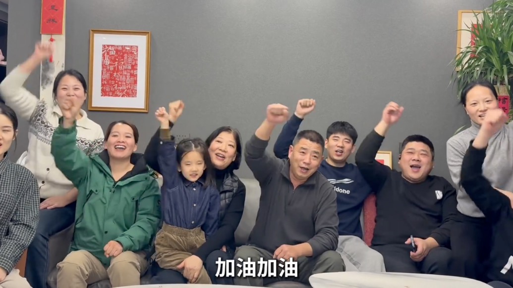 一段球員家人加油的視頻,讓U23球員集體淚目