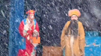 “只有一個人也要演下去”，風雪中堅持演出的曲劇團收到了更多演出邀約