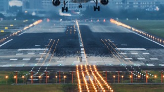 俄馬加丹機(jī)場一載有超300人的飛機(jī)沖出跑道，機(jī)場暫時(shí)關(guān)閉