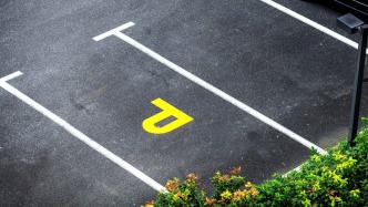 業(yè)主花32萬(wàn)元購(gòu)買車位卻暫時(shí)不能辦產(chǎn)證，風(fēng)險(xiǎn)誰(shuí)來(lái)?yè)?dān)？