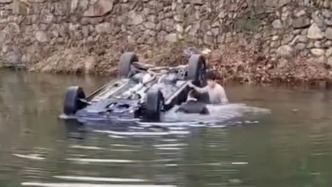 私家车不慎冲下河，多名村民下水砸窗救人