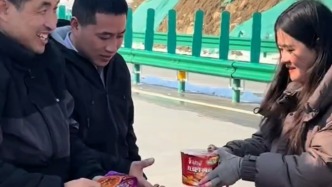 雪天高速封路，热心大姐为滞留司机拎来热水和泡面
