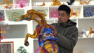 “神駒納祥”！山東小伙用鋁材編織擺件迎馬年