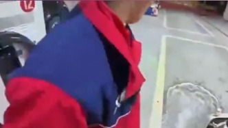 男子因摩托车加油遭拒向服务区地面喷洒汽油，被重庆警方行拘