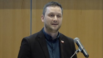 格陵兰岛称选择丹麦和欧盟，已准备好迎接更大规模军事存在