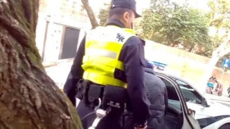 女子因多年前論文答辯未通過獨自在路邊哭泣，民警一席話解開心結