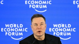 馬斯克首次亮相達(dá)沃斯：人形機(jī)器人明年底開售，F(xiàn)SD最快有望2月在華獲批