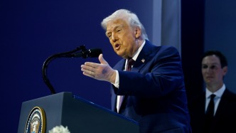 左手淤青再惹猜測，特朗普：磕著了，阿司匹林吃多了