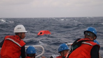 南部戰(zhàn)區(qū)組織力量聯(lián)合救援黃巖島附近遇險菲律賓貨船，已救起17人