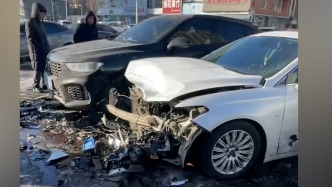 遼寧鐵嶺交警通報(bào)“男子撞壞9車棄車逃逸”：已抓獲，排除酒駕毒駕嫌疑