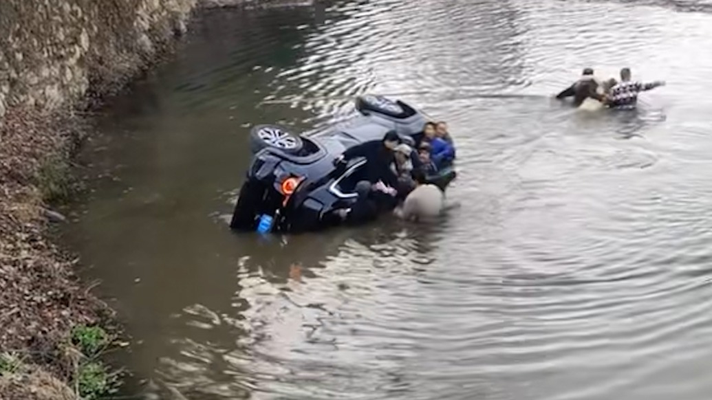 司机操作失误轿车坠入河道倒扣，11人跳入冰冷河水中救出4人