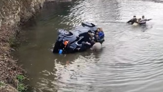 司機(jī)操作失誤轎車墜入河道倒扣，11人跳入冰冷河水中救出4人