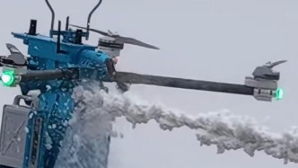 这就是科技进步的意义，飞行除冰机器人高空作业超丝滑