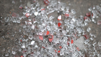 台北一媒体采访车冲撞银行，造成10人受伤