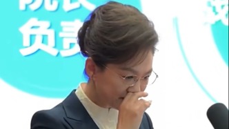 海霞以河南大學(xué)學(xué)術(shù)副校長(zhǎng)身份哽咽致辭，“感謝家鄉(xiāng)的信任”