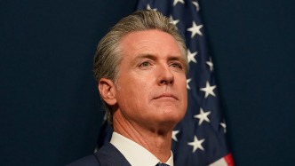 美加州州長開網站賣護膝：部分政治人士不要“跪”美國政府