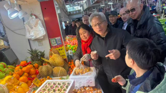 黃仁勛現(xiàn)身上海陸家嘴街道菜市場，將參加英偉達(dá)上海年會