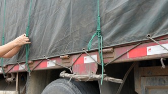 24名貨車司機在承運途中盜竊棉花，一個多月盜竊56車次