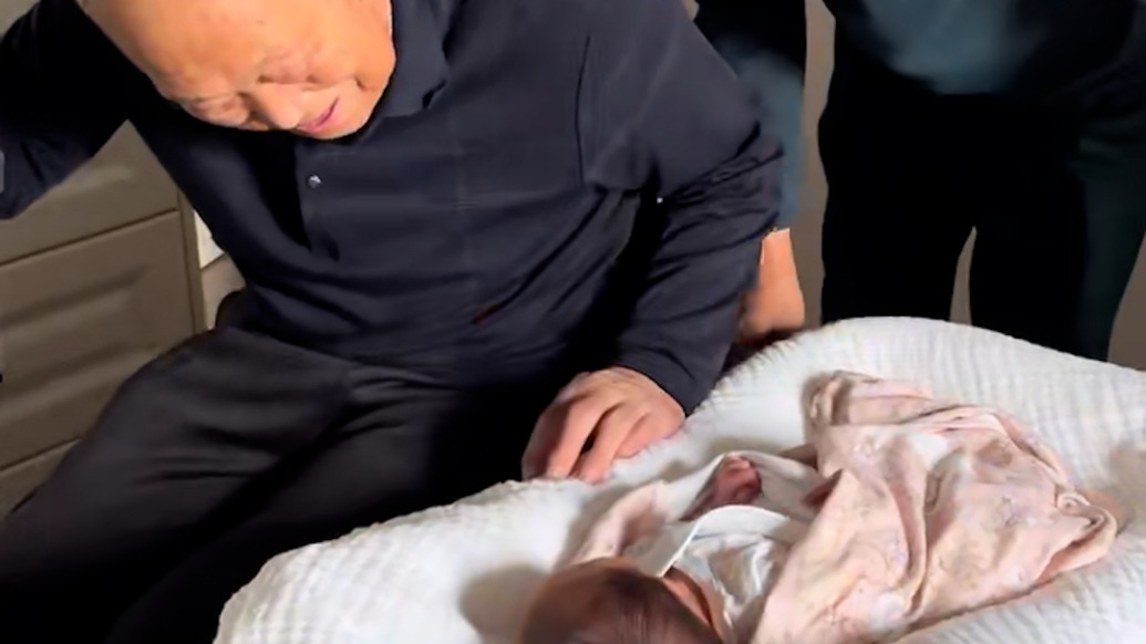 這就是頂級(jí)的幸福！106歲太姥爺與出生20天的重孫相見(jiàn)，滿眼皆是疼愛(ài)