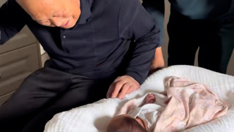 這就是頂級的幸福！106歲太姥爺與出生20天的重孫相見，滿眼皆是疼愛