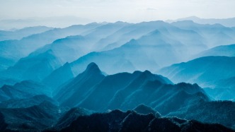 陕西通报秦岭翠峰山2名徒步者坠崖失联：1人受伤获救，1人遇难