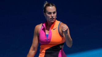 澳網(wǎng)男女單頭號(hào)種子雙雙過(guò)關(guān)，德約不戰(zhàn)而勝晉級(jí)八強(qiáng)