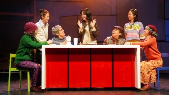 音樂(lè)劇《女王養(yǎng)老手冊(cè)》：代際對(duì)話點(diǎn)亮養(yǎng)老議題