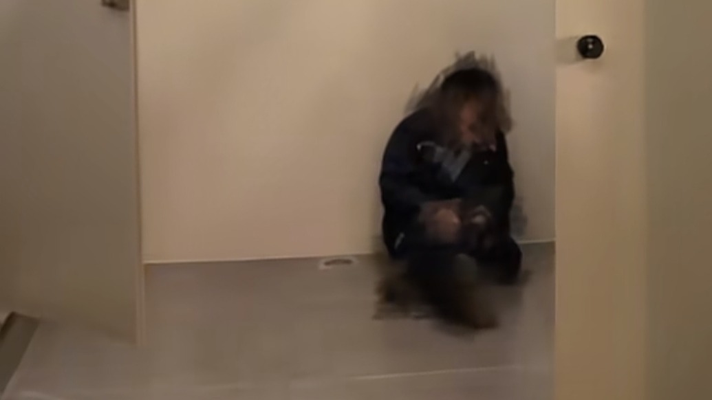 云岡石窟回應(yīng)“保潔員廁所坐地休息”：一時(shí)腿部不適，景區(qū)設(shè)16處休息室