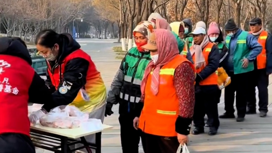 一碗臘八粥，暖胃更暖心！志愿者街頭為環(huán)衛(wèi)工人送粥