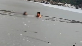 男子跳水托起落水兒童，另一人匍匐冰面接力施救