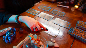 “拼贴”的救赎：现代都市青年为何迷恋塔罗占卜