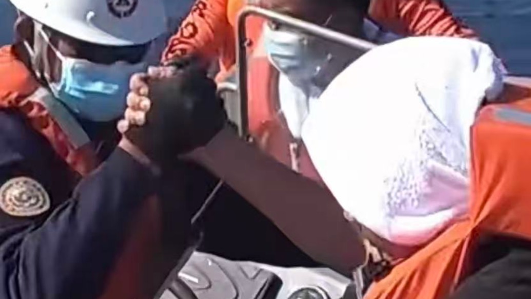 “我们安全了”，中国海警紧急救援菲律宾籍落水船员，移交时他们红着眼睛哽咽感谢