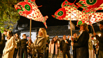 商務(wù)部：免簽入境外國(guó)人增長(zhǎng)近三成，“中國(guó)游”“中國(guó)購(gòu)”持續(xù)火熱