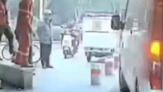 面包車卡橋洞進退兩難，6位好心人熟練變身“壓艙石”，網(wǎng)友：都壓出“經(jīng)驗”了 