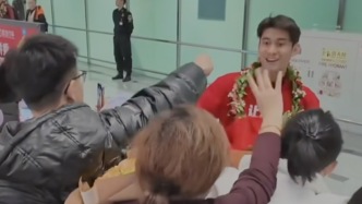 让对手忌惮未来！U23国足抵京，球迷热情迎接