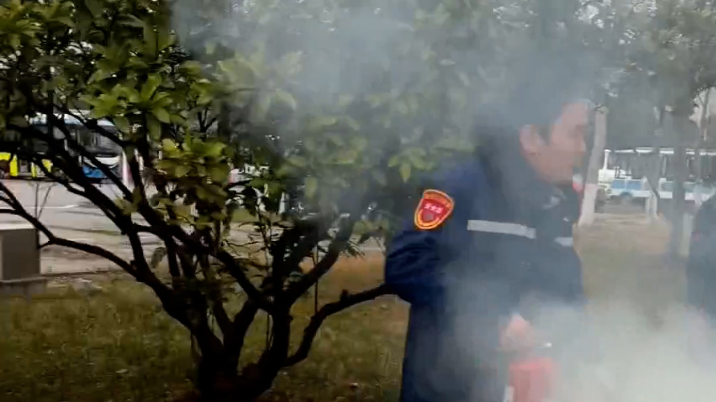 危急時刻紛紛伸援手！多名路人與公交司機聯(lián)手撲滅貨車明火