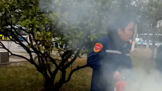 危急時刻紛紛伸援手！多名路人與公交司機聯(lián)手撲滅貨車明火