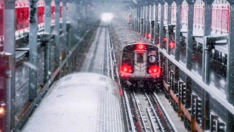 連線丨暴風(fēng)雪肆虐美國24州，中國留學(xué)生直呼罕見：大雪灌入地鐵像AI畫面
