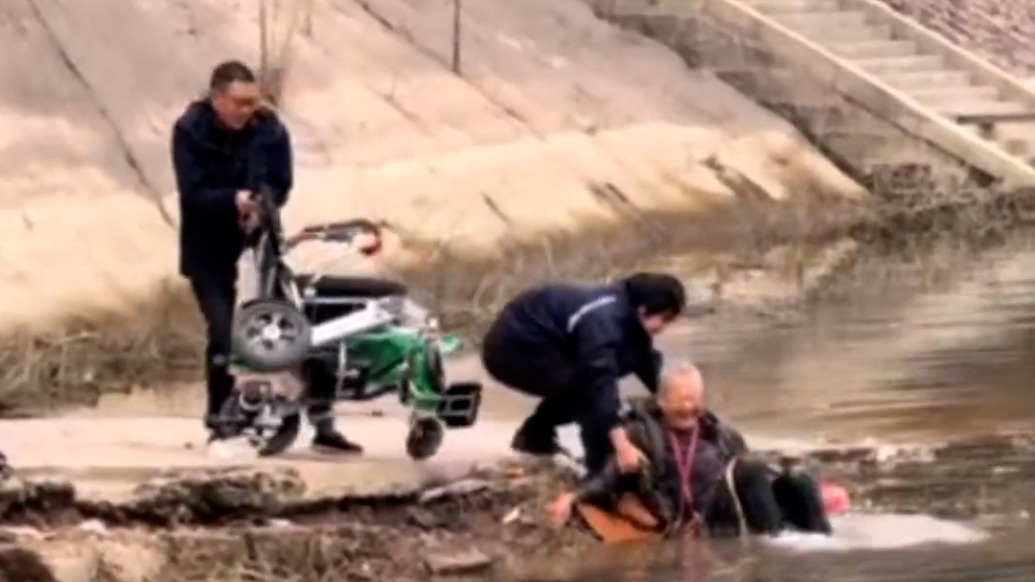 電動(dòng)輪椅失控沖入長(zhǎng)江，附近兩名男子飛奔救起車上老人
