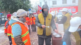 志愿者臘八節(jié)街頭送粥：資金來源于愛心人士一點一點捐獻(xiàn)