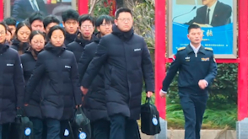 天气虽冷心却暖,海军军医大学为无军籍学员发放羽绒服