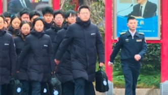 天氣雖冷心卻暖，海軍軍醫(yī)大學為無軍籍學員發(fā)放羽絨服